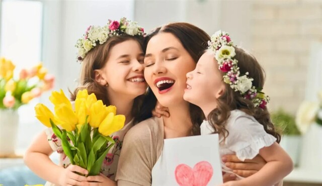 12 Μαΐου: Γιορτή της Μητέρας – Πότε και πώς καθιερώθηκε