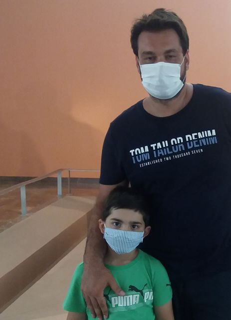 Ο Τάσος Μπαρτζώκας φορώντας μάσκα, μαζί με τον γιο του, στέλνουν μήνυμα προστασίας από τον κορωνοϊό