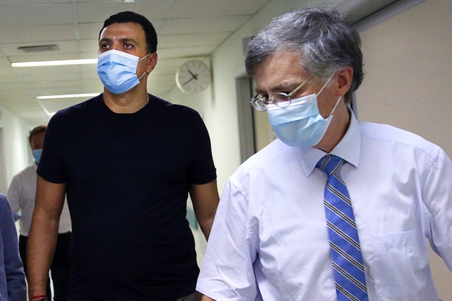 Τη νοσηλεύτρια που δέχτηκε επίθεση στο ΠΓΝ «Αττικόν» επισκέφθηκε ο Υπουργός Υγείας Βασίλης Κικίλιας