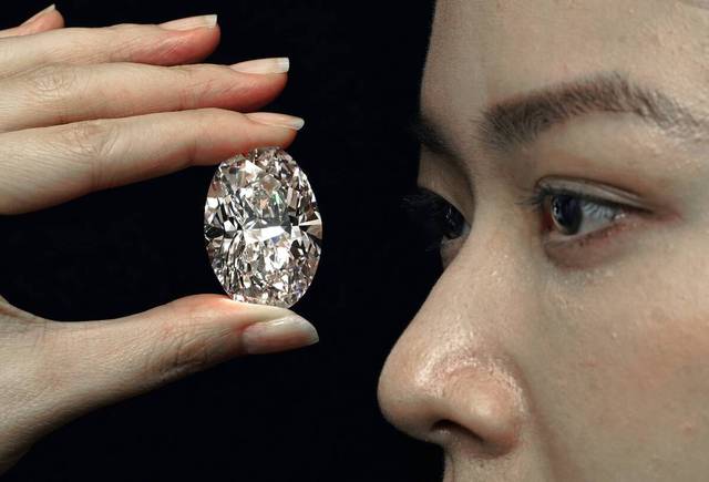 Σπάνιο διαμάντι έπιασε 13,3 εκατομμύρια ευρώ σε δημοπρασία