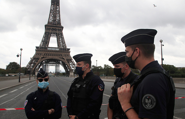 Συναγερμός στο Παρίσι: Εντοπίστηκε τσάντα με πυρομαχικά κοντά στον Πύργο του Άιφελ