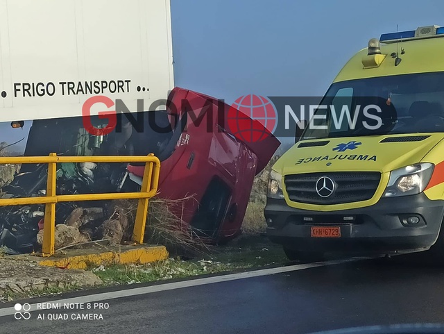 Φορτηγό αυτοκίνητο εξετράπη της πορείας του στο δρόμο Χαλκηδόνας