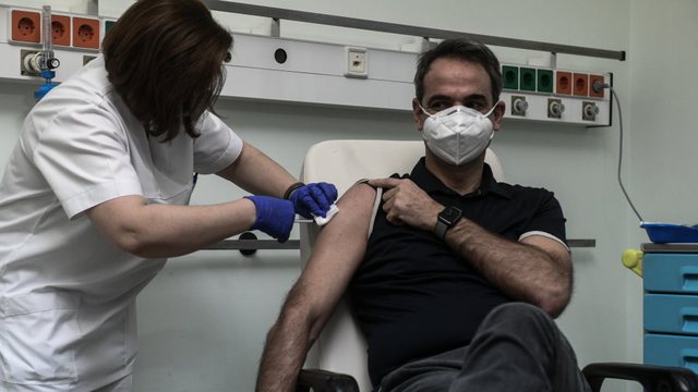 «Φυσιολογικός ορός στο εμβόλιο;» - Η νοσηλεύτρια Ελένη Πέτρακα καταρρίπτει τα σενάρια συνομωσίας γύρω από τον εμβολιασμό