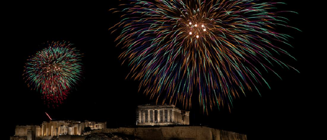 Με πυροτεχνήματα υποδέχθηκε η Αθήνα το νέο έτος (vid)