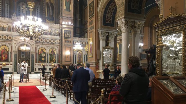 Πιστοί χωρίς μάσκες σε εκκλησία στην Κοζάνη έτρεχαν να ξεφύγουν από την αστυνομία