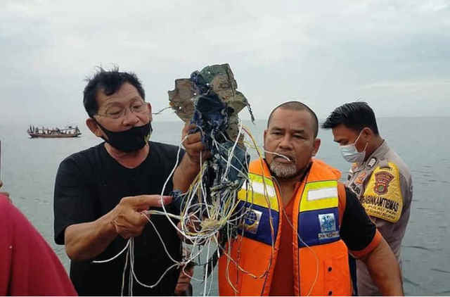 Ινδονησία: Συνετρίβη αεροσκάφος με 62 επιβάτες, εκ των οποίων 10 παιδιά