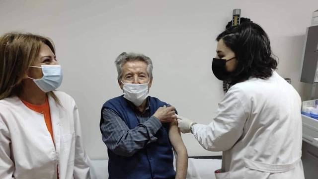 Κορωνοϊός: Ένας 91χρονος ο πρώτος που εμβολιάστηκε στο Νοσοκομείο της Βέροιας