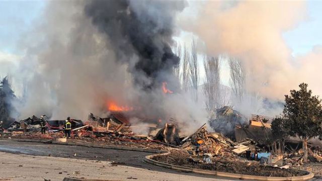 Καστοριά: Σε εξέλιξη οι έρευνες της Πυροσβεστικής για την έκρηξη που ισοπέδωσε ξενοδοχείο