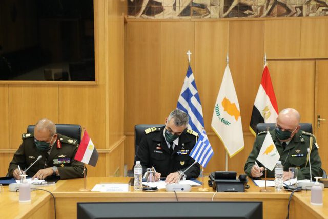 ΓΕΕΘΑ: Υπεγράφη το πρόγραμμα της στρατιωτικής συνεργασίας Ελλάδας - Κύπρου - Αιγύπτου