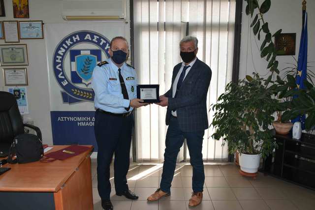 Απονομή τιμητικής πλακέτας στον απερχόμενο Διευθυντή της Διεύθυνσης Αστυνομίας Ημαθίας