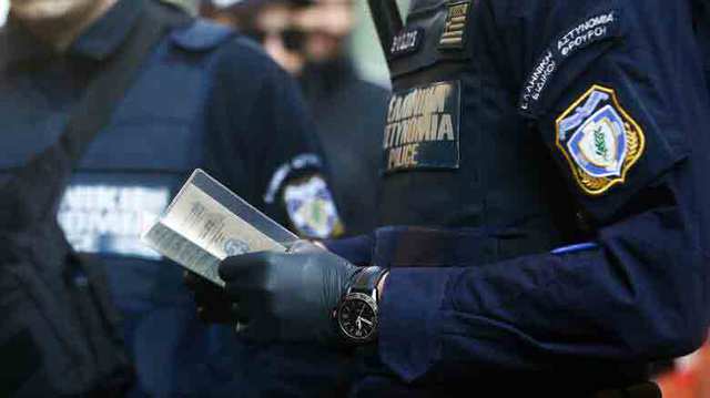 Χειροπέδες σε 10 αστυνομικούς για το κύκλωμα έκδοσης πλαστών εγγράφων