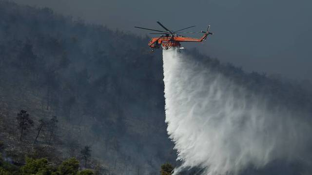 Φωτιά στο Άγιο Όρος: Στη μάχη της κατάσβεσης επίγειες και εναέριες πυροσβεστικές δυνάμεις