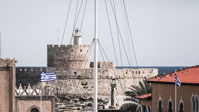 Ρόδος: 48χρονος κατέβασε την Ελληνική σημαία από τον Βωμό της Πατρίδας και μαχαίρωσε αστυνομικό