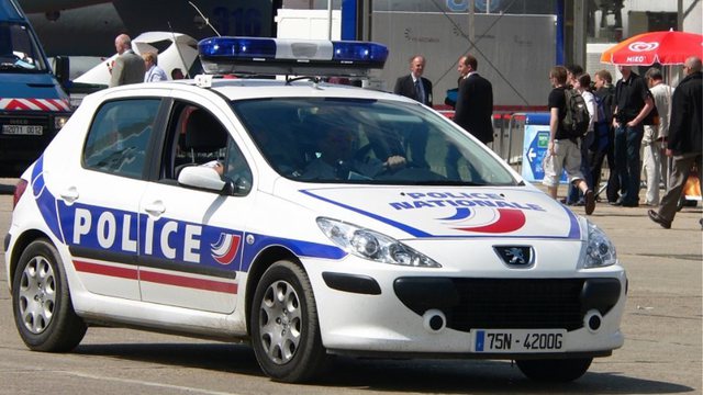 Φρίκη στη Γαλλία: Πυροβόλησε κι έκαψε τη γυναίκα του στη μέση του δρόμου