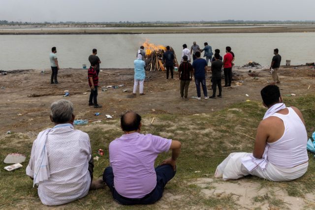 Φρίκη στην Ινδία: Επίσημη παραδοχή ότι πτώματα ασθενών με κορονοϊό ξεβράστηκαν στον Γάγγη