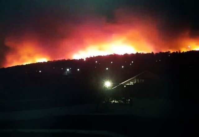 Πύρινη κόλαση στην Κορινθία – Κάηκαν σπίτια – 20 εναέρια μέσα στη μάχη με τις φλόγες που κινούνται προς Αλεποχώρι