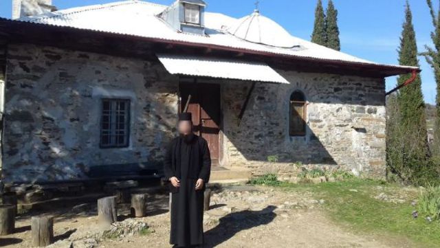 Μονή Πετράκη: Το χρονικό της δολοφονικής επίθεσης με βιτριόλι – Ποιος είναι ο 37χρονος ιερομόναχος που ανήκει στην Ιερά Μητρόπολη Βεροίας
