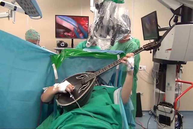 Απίστευτο - 37χρονος από τη Βέροια έπαιζε πενιές την ώρα που ήταν στο χειρουργείο!