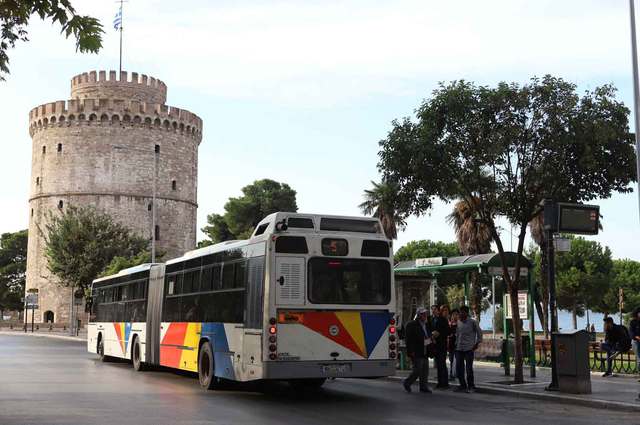 Απίστευτο περιστατικό στη Θεσσαλονίκη: Αστικό λεωφορείο ακινητοποιήθηκε και οι επιβάτες βγήκαν σπάζοντας τα τζάμια