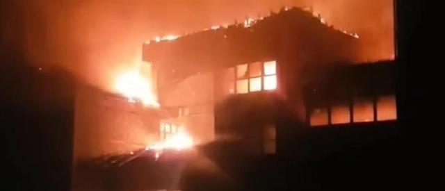 Φωτιά σε ξενοδοχείο στον Παλιό Άγιο Αθανάσιο Πέλλας (video)