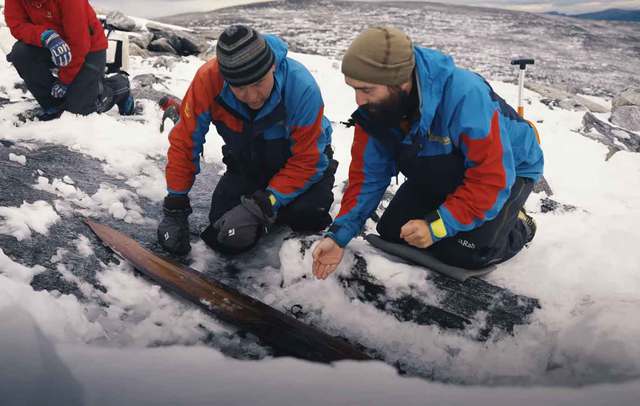 Ανακαλύφθηκε το αρχαιότερο ζευγάρι πέδιλων σκι στη Νορβηγία, ηλικίας 1.300 ετών