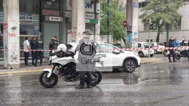Πυροβολισμοί στο κέντρο της Αθήνας: Αυτοκίνητο εμβόλισε αστυνομικούς, ένας τραυματίας