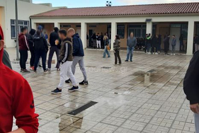Στις αυλές των σχολείων οι μαθητές μετά τα 6,3 Ρίχτερ στην Κρήτη