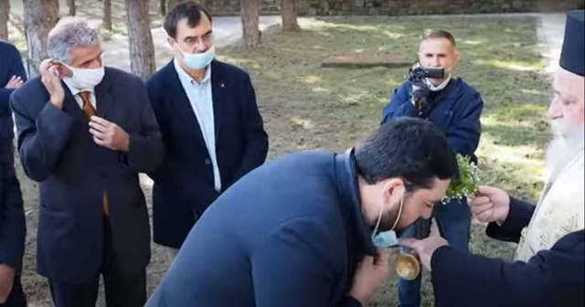 Απίστευτος Μητροπολίτης Γρεβενών: Κατέβαζε με το δάχτυλο τις μάσκες επισήμων για να φιλήσουν τον σταυρό