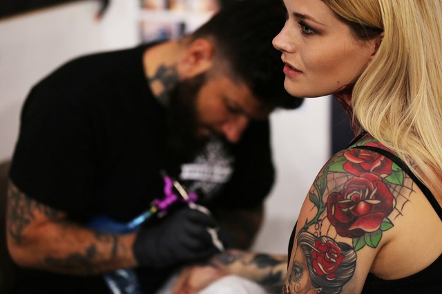 Τέλος από τις 4 Ιανουαρίου τα χρωματιστά μελάνια για τατουάζ