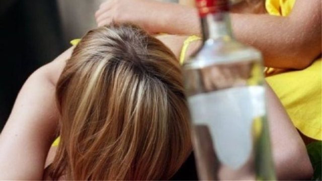Αγρίνιο: Κατέρρευσε από το αλκοόλ 14χρονη, βρέθηκε αναίσθητη σε προαύλιο σχολείου