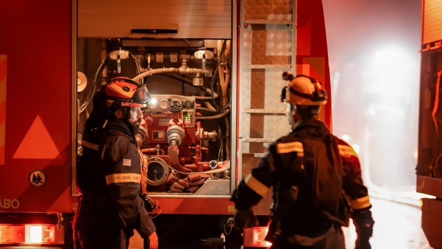 Φωτιά στον Παλαιό Παντελεήμονα Πιερίας – Καίγονται σπίτια και καταστήματα, συναγερμός στην Πυροσβεστική
