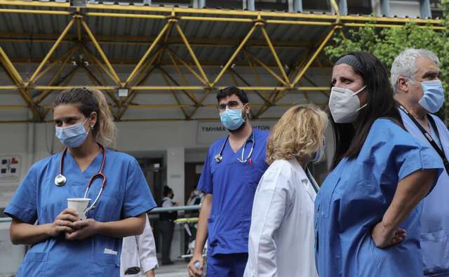 Υπουργείο Υγείας: Σε «υποχρεωτική αργία» μέχρι το τέλος του 2022 οι ανεμβολίαστοι υγειονομικοί