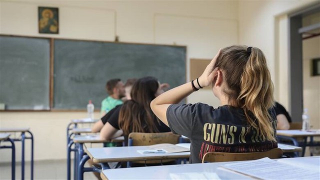 Πανελλήνιες 2023: Τσάκωσαν μαθητή καλωδιωμένο να αντιγράφει - Του μηδένισαν το γραπτό