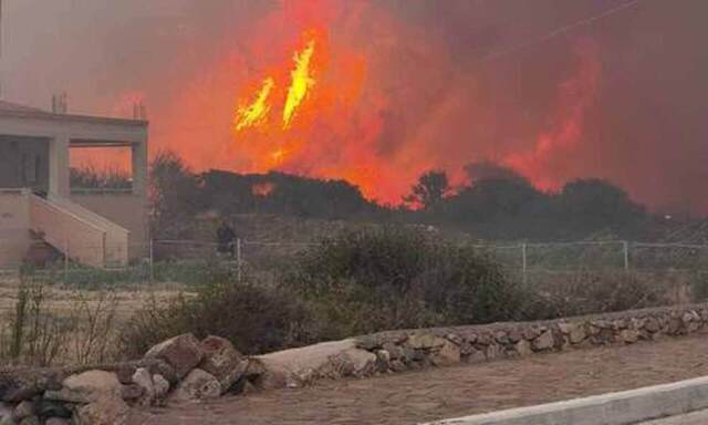 Φωτιά στη Λέσβο: Πυκνός καπνός «πνίγει» το νησί - Καίγονται σπίτια στα Βατερά