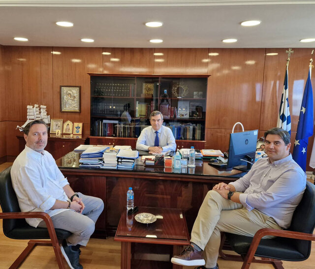 Συνάντηση Δημάρχου Νάουσας Νικόλα Καρανικόλα με τον Υφυπουργό Προστασίας του Πολίτη Λευτέρη Οικονόμου και τον Αρχηγό της ΕΛ.ΑΣ Κωνσταντίνο Σκούμα