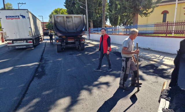 Ολοκληρώνονται οι εργασίες ασφαλτόστρωσης στην Μαρίνα του Δήμου Νάουσας