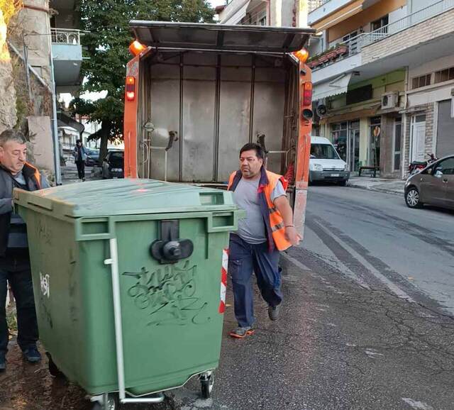 Πλύσιμο κάδων από τα συνεργεία καθαριότητας του Δήμου Νάουσας