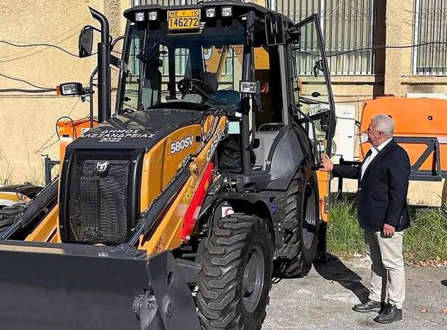 Με ένα νέο μηχάνημα έργου εξοπλίζεται ο Δήμος Αλεξάνδρειας με χρηματοδότηση του Υπουργείου Εσωτερικών
