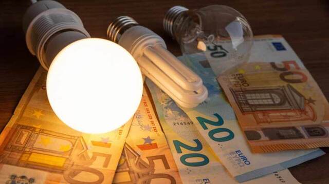 Έκτακτη εισφορά 373,5 εκατ. ευρώ για τα υπερκέρδη παραγωγών ηλεκτρικής ενέργειας