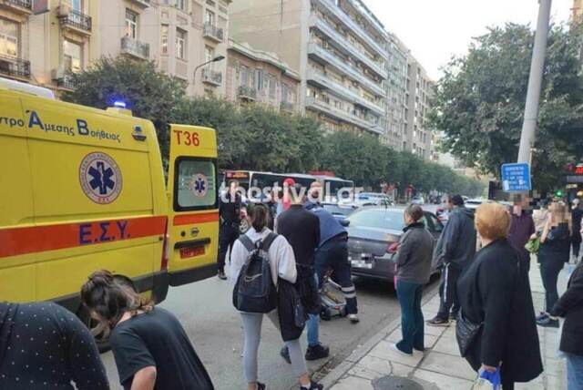 Θεσσαλονίκη: 18χρονη μάλωσε με τον πατέρα της, κρεμάστηκε από το παράθυρο του αυτοκινήτου και έπεσε στο δρόμο