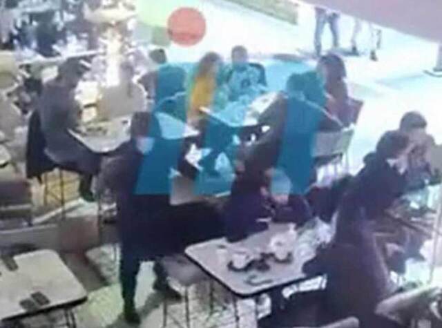 Νέα Σμύρνη: Καρέ καρέ η δολοφονική επίθεση στην καφετέρια μπροστά σε εκατοντάδες κόσμου