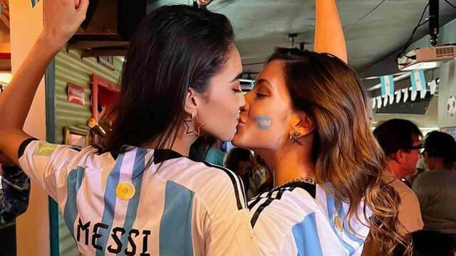 Η Μις Αργεντινή και η Μις Πουέρτο Ρίκο πανηγύρισαν με ένα «καυτό» φιλί την κατάκτηση του Μουντιάλ 2022