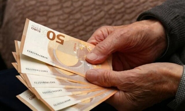 Πάτρα: Ηλικιωμένη έριξε από το μπαλκόνι 6.000 ευρώ για δήθεν τροχαίο
