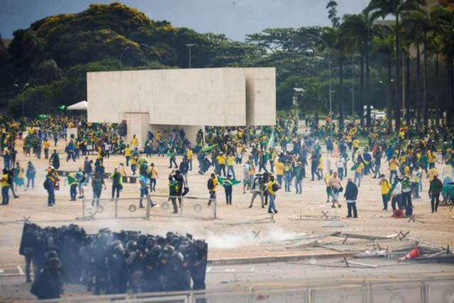 Σκηνικό εμφυλίου στη Βραζιλία - Εισβολή υποστηρικτών του Μπολσονάρο σε κυβερνητικά κτίρια