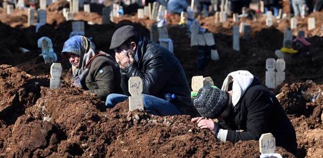 Σεισμός στην Τουρκία: Σκάβουν ομαδικούς τάφους με νούμερα χωρίς καν ονόματα