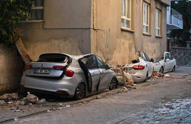 Τουρκία - Απίστευτη εικόνα: Κτίριο ανασηκώθηκε από τον σεισμό και καταπλάκωσε αυτοκίνητα