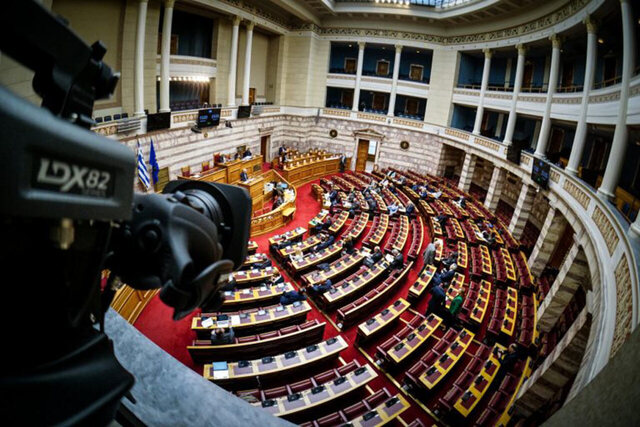 Στη Βουλή το νομοσχέδιο για οπαδική βία και η τροπολογία για κατώτατο μισθό και αγροτικό ρεύμα