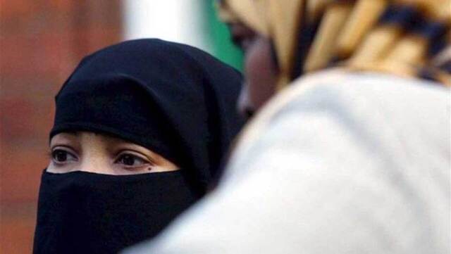 Γαλλία: Έδιωξαν από τα σχολεία δεκάδες μαθήτριες που φορούσαν μουσουλμανική αμπάγια
