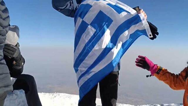 Ναουσαίος ύψωσε την ελληνική σημαία στην κορυφή του Αραράτ