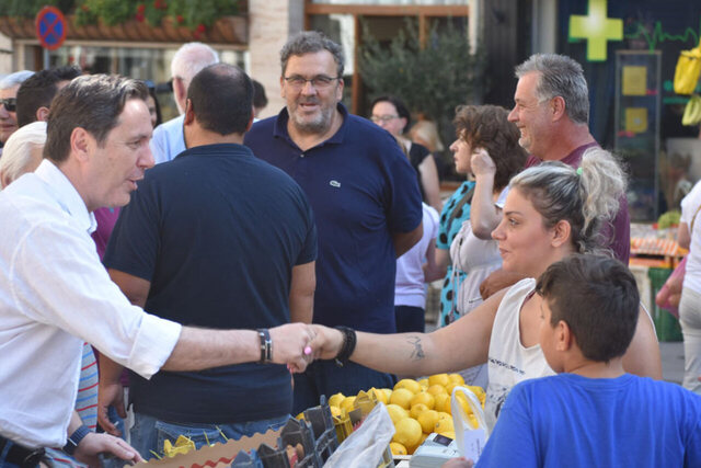 Επίσκεψη Νικόλα Καρανικόλα και υποψήφιων δημοτικών συμβούλων του «ΕΝΑ Μαζί»  στην αγορά της Νάουσας το πρωί του Σαββάτου